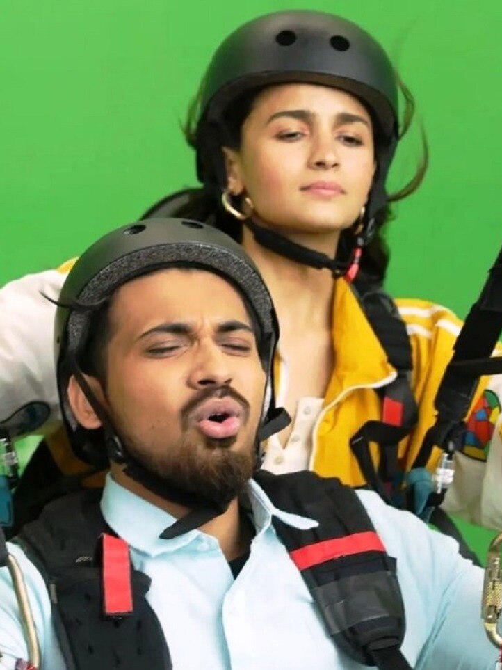 'लैंड करा दे' फेम संग आलिया की पैराग्लाइडिंग