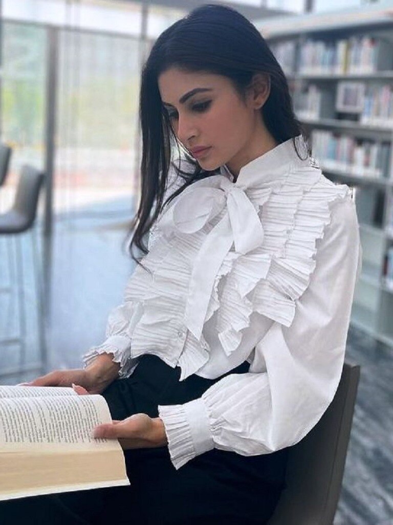 ग्लैमरस मौनी का पढ़ाकू अंदाज, तस्वीरें वायरल