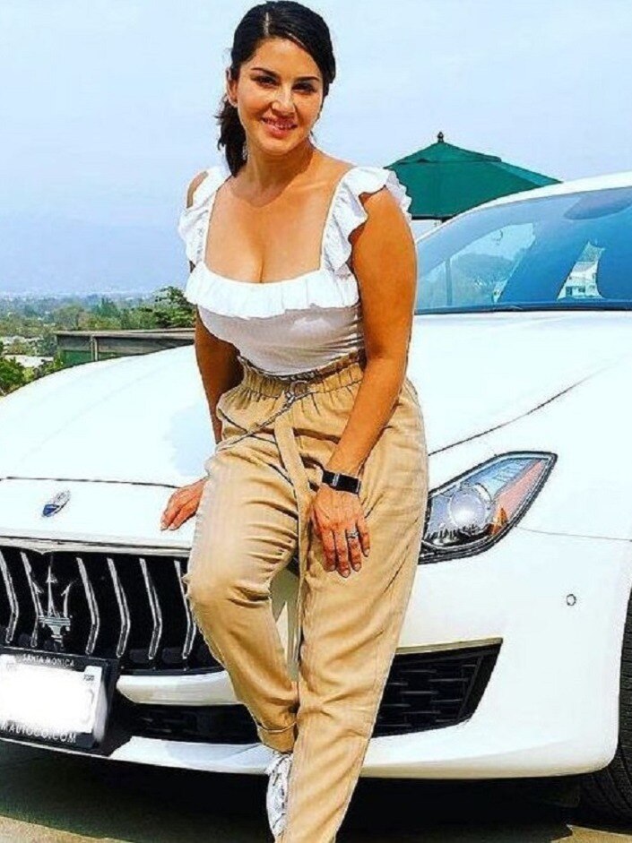 करोड़ों की मालकिन हैं सनी, इन महंगी गाड़ियों का है शौक