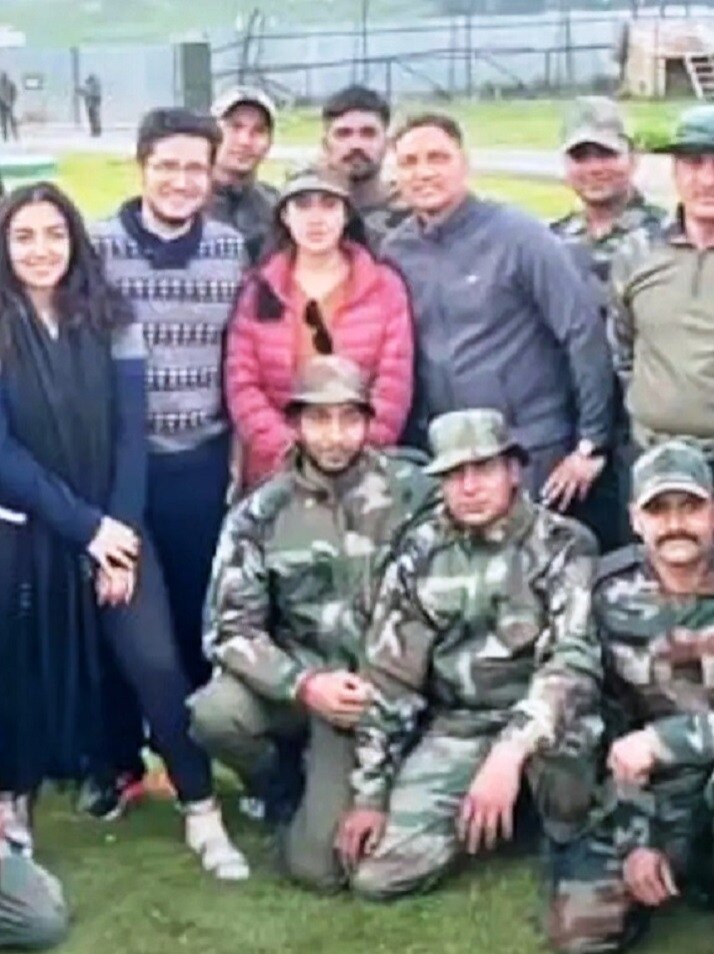 सारा ने कश्मीर की वादियों  में जवानों के संग खिंचवाई फोटो