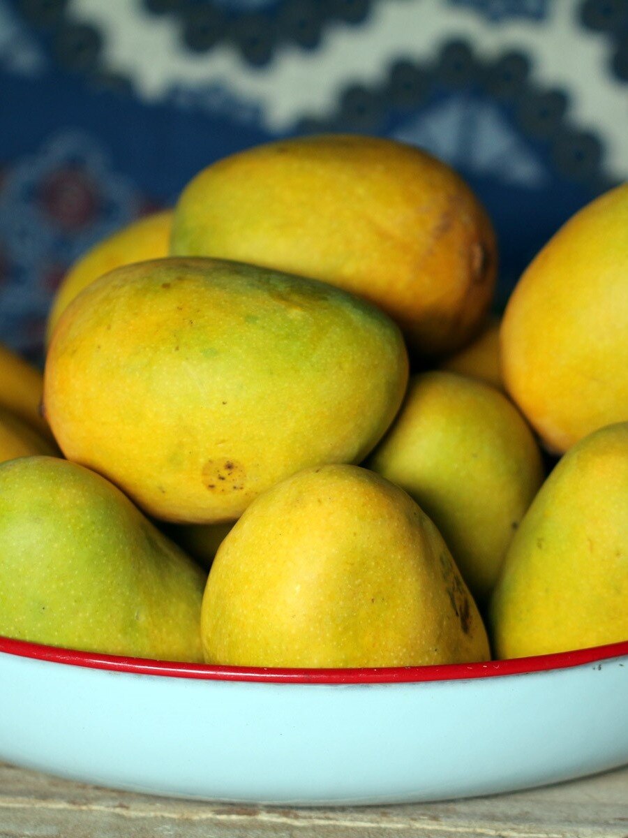 এই ছোট্ট কৌশলটি জানাবে আম টক না মিষ্টি!