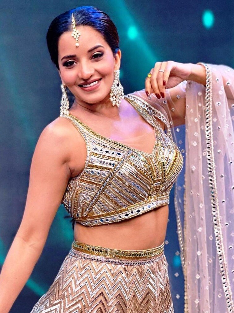 कभी स्कर्ट तो कभी लहंगा, मोनालिसा ने झटपट बदले लुक्स