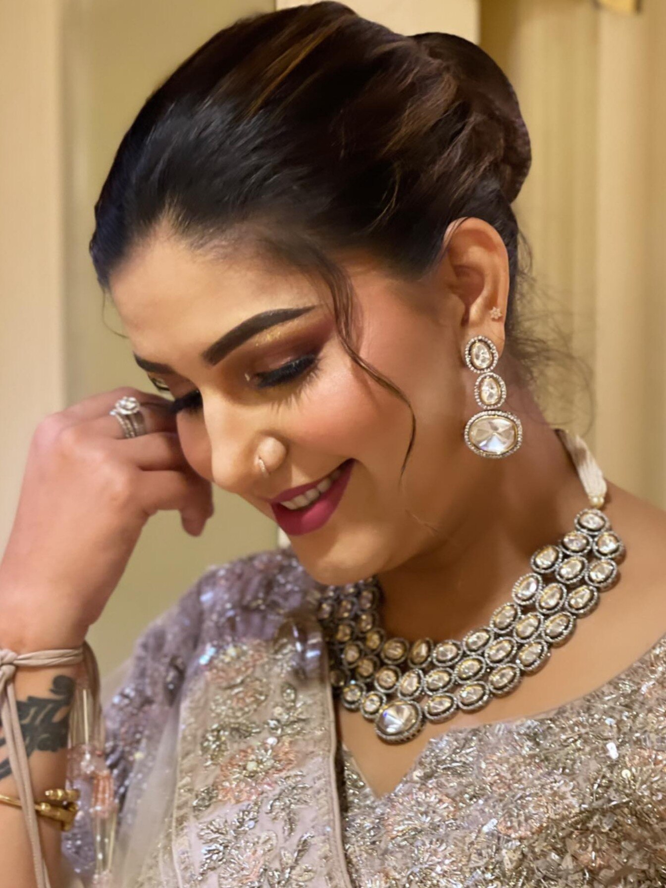 शीशे में खुद को देखकर यूं शर्मा गईं सपना चौधरी