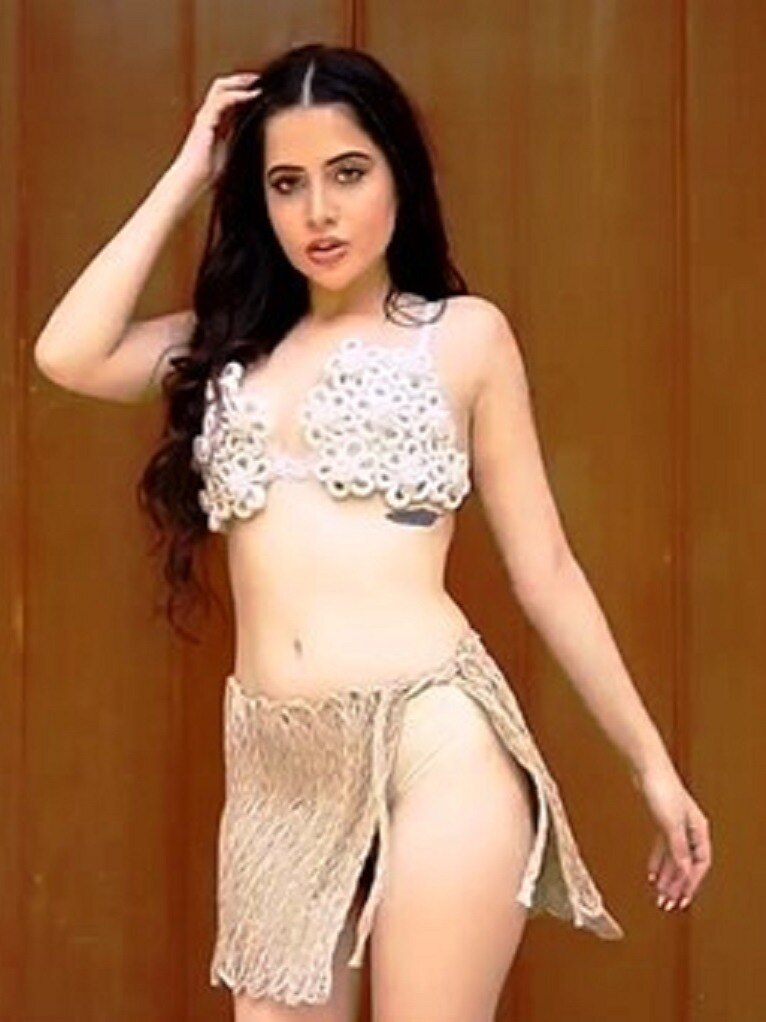 रस्सियों से बनी स्कर्ट पहन उर्फी ने फ्लॉन्ट किया फिगर