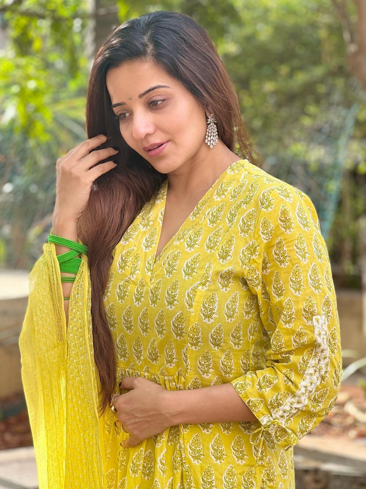 येलो सूट में मोनालिसा, देसी लुक में यूं ढाया कहर