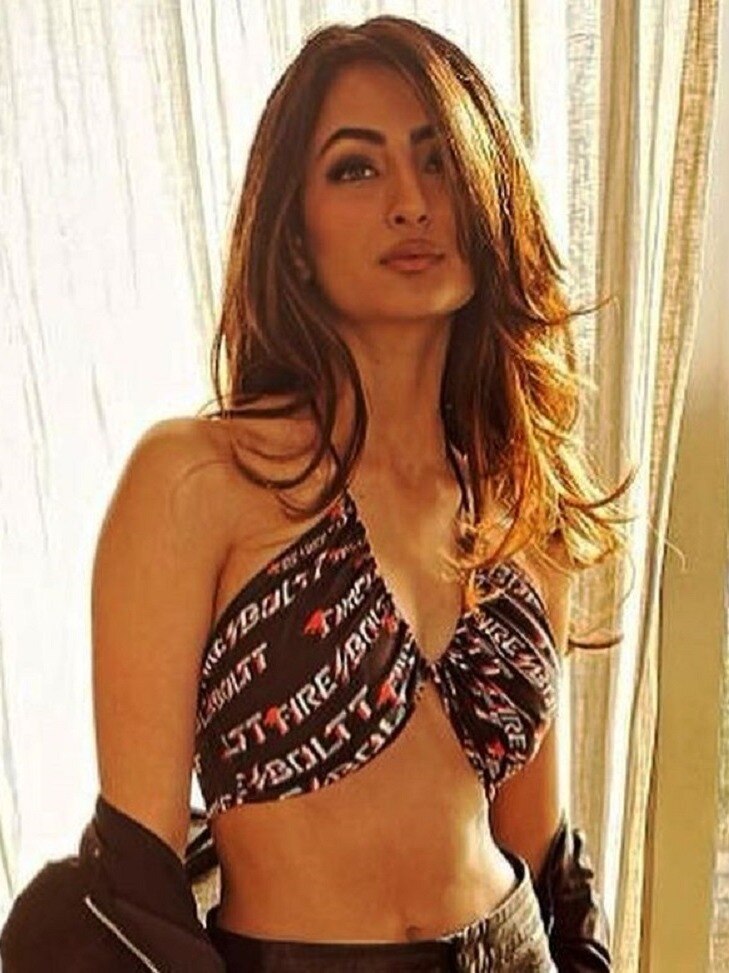 पलक तिवारी ने जैकेट के बटन खोलकर फ्लॉन्ट किया ब्रालेट