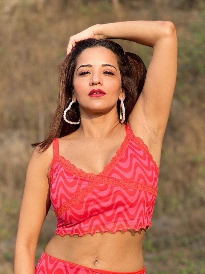 मोनालिसा ने रेड कार्पेट पर किया वॉक, देखें वीडियो