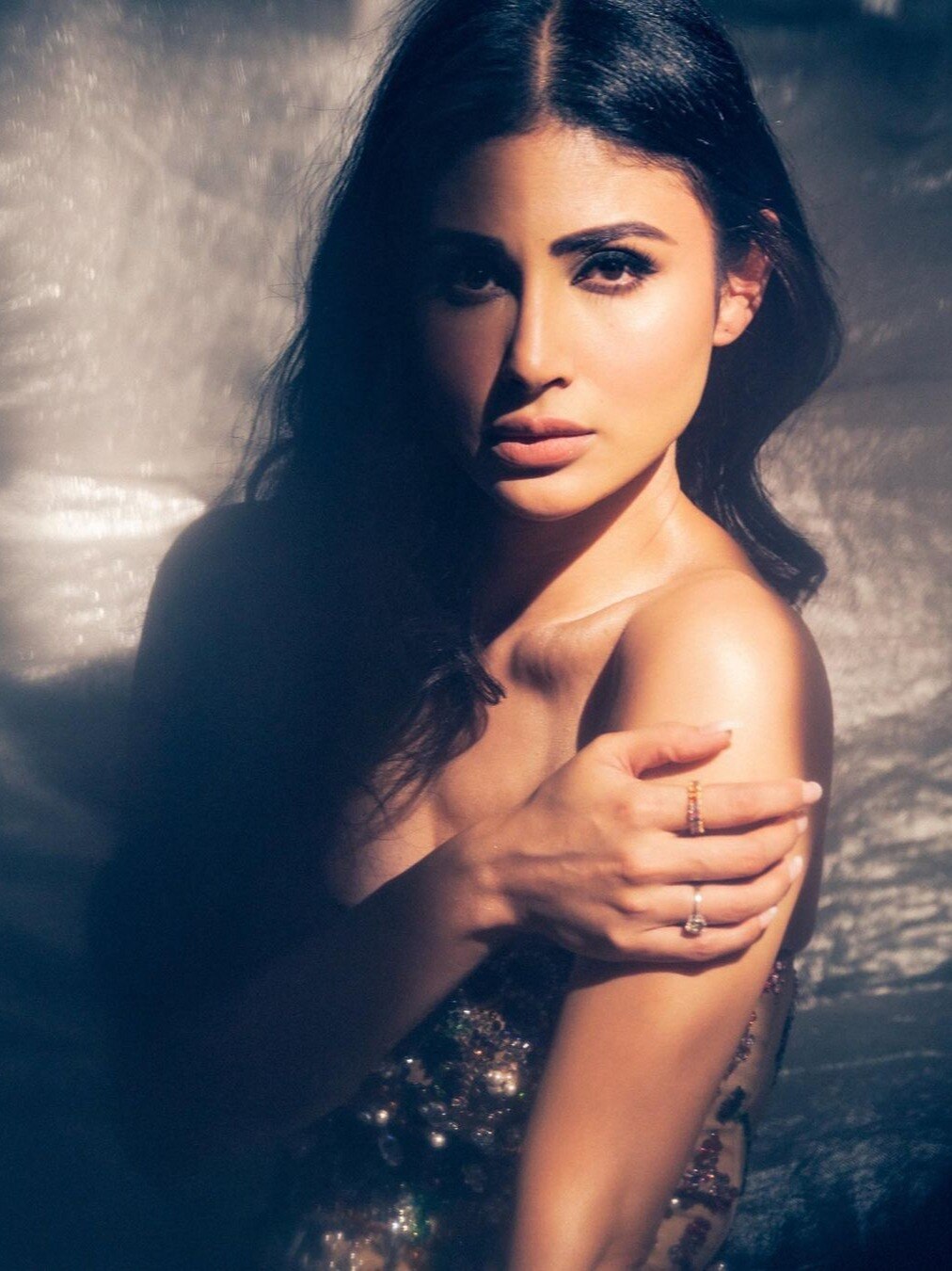 स्लिट गाउन में मौनी रॉय, इन तस्वीरों से लगाई आग!