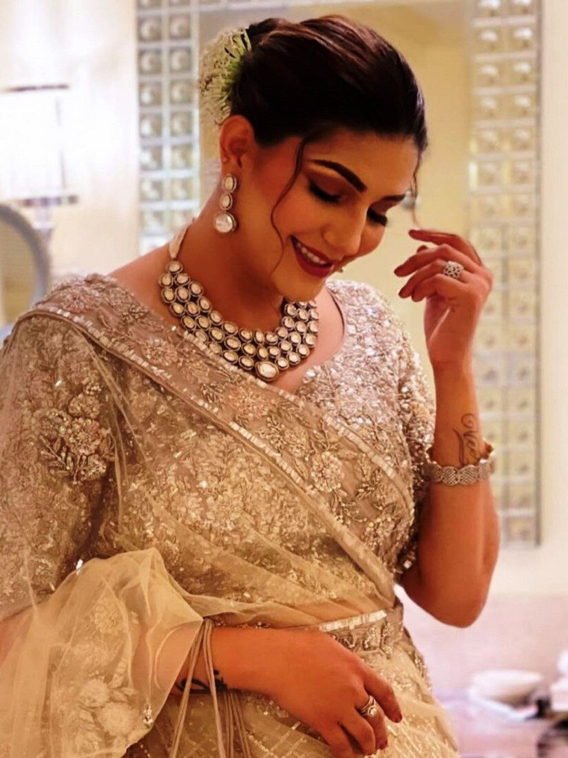 आईने में खुद को देख सपना को ये क्‍या हुआ?