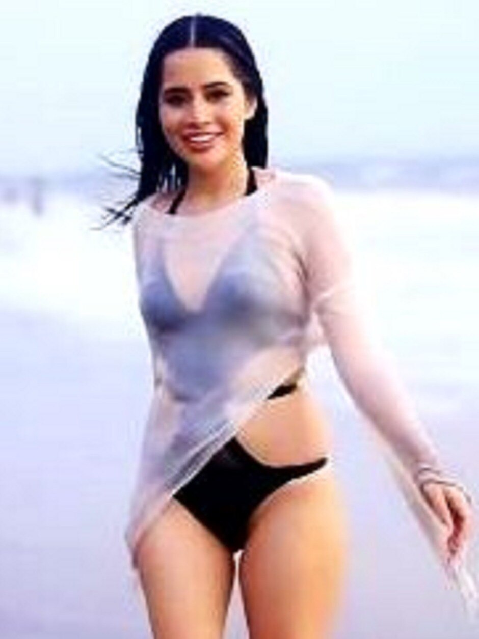 भीड़भाड़ भरे बीच पर मोनोकिनी में पहुंच गईं उर्फी!