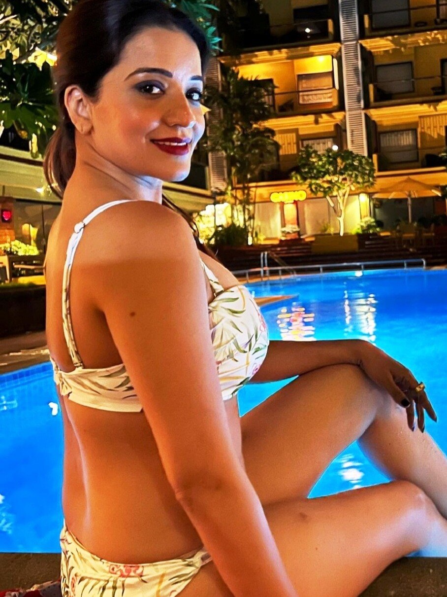 मोनालिसा को पूल किनारे देख फैंस बोले- बिकिनी बेबो