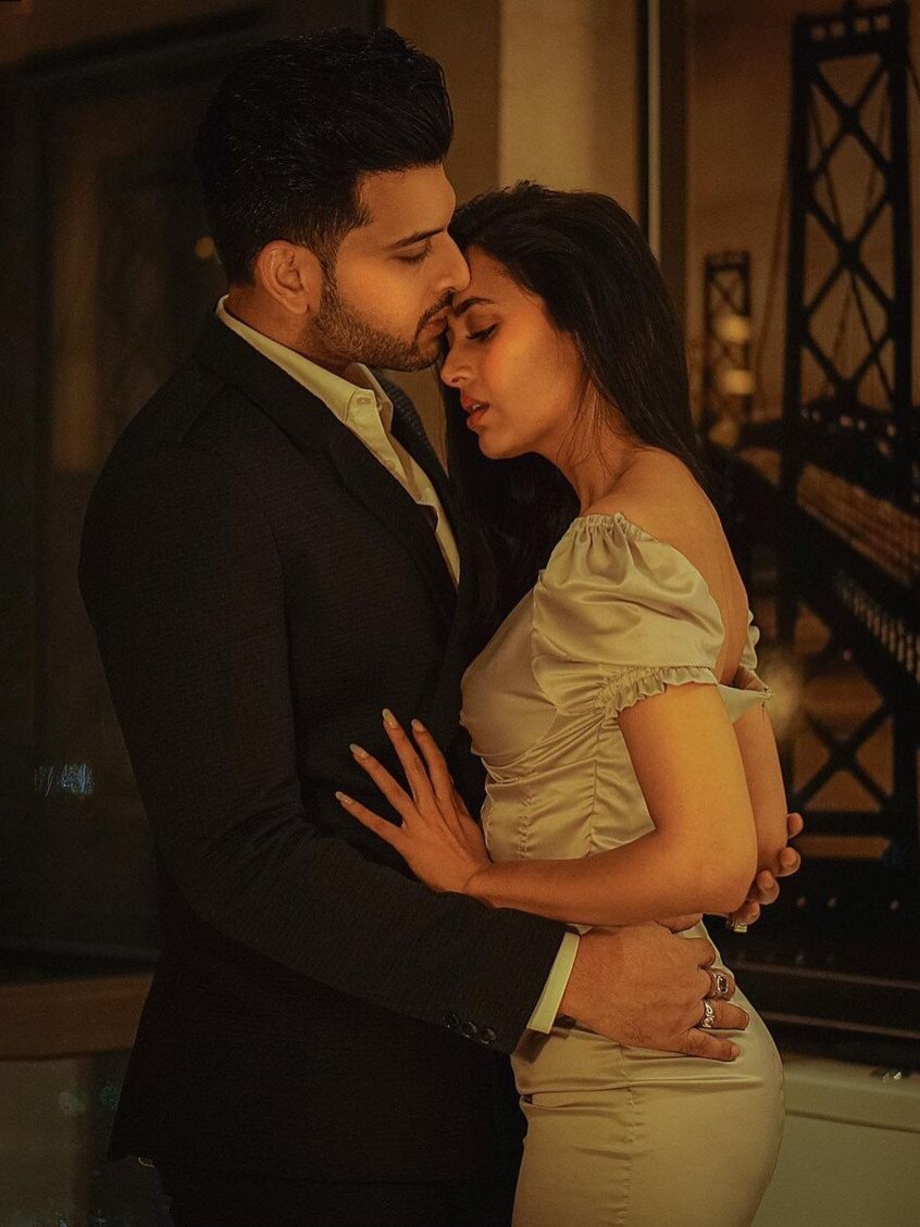 तेजस्वी संग प्यार में डूबे करण, देखें रोमांटिक फोटो