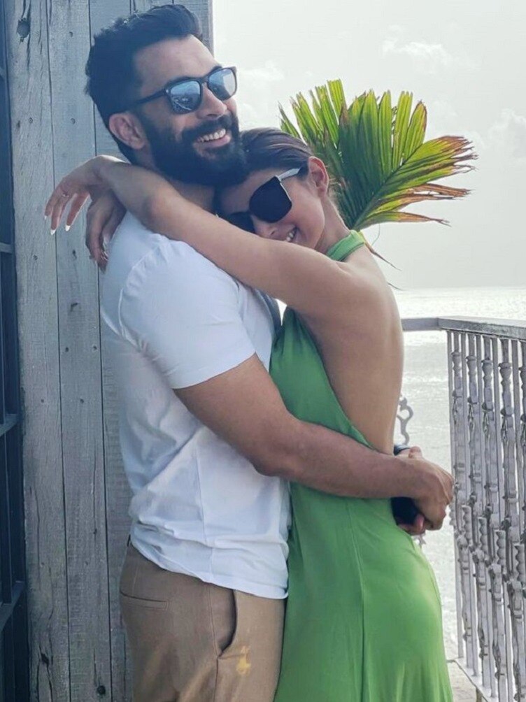 पति की बांहों में यूं सिमटी नजर आईं मौनी, देखें तस्वीरें