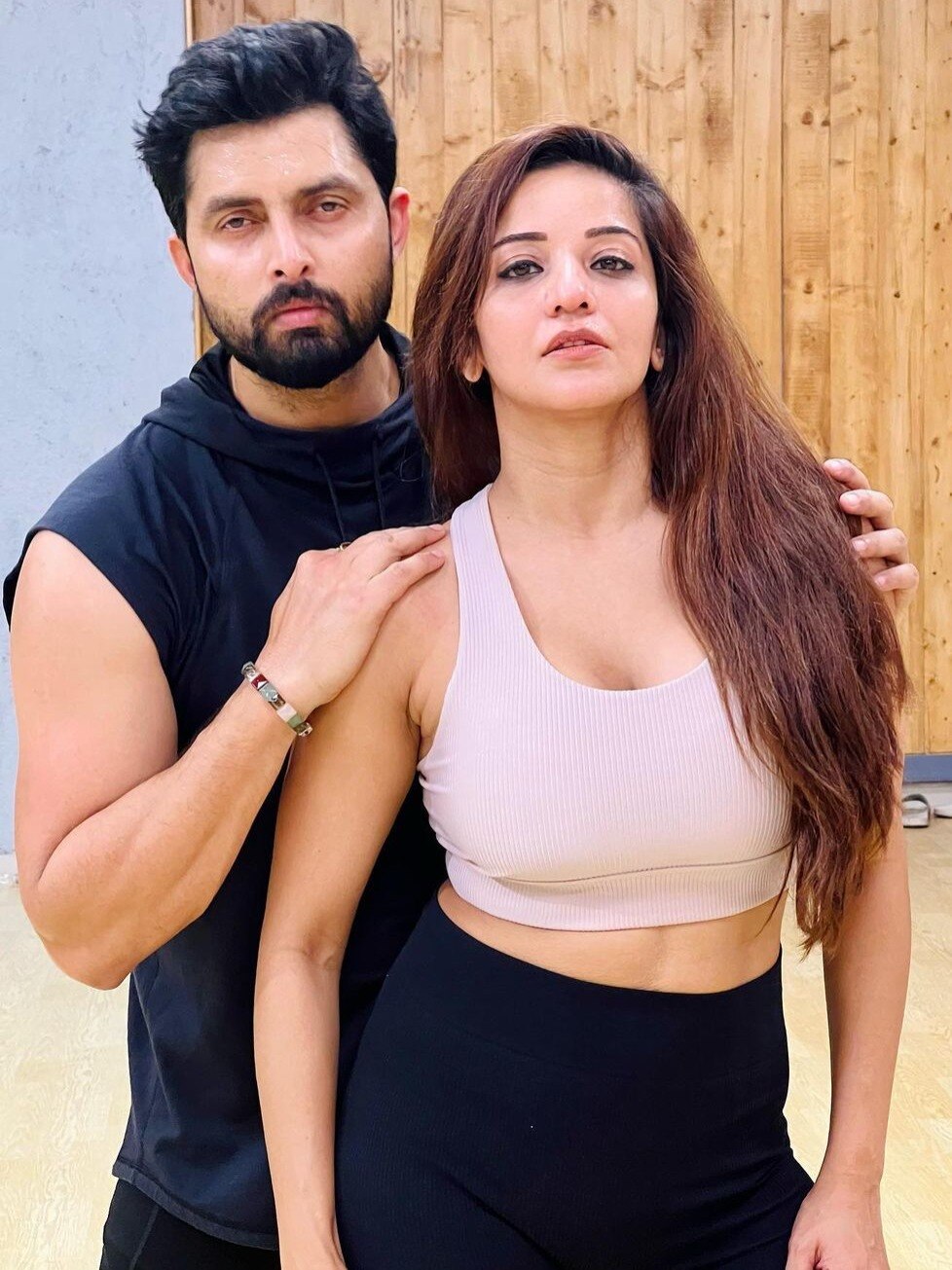 मोनालिसा ने 'जुग-जुग जियो' पर पति संग किया जबर डांस