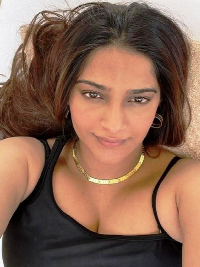 प्रेग्नेंट सोनम कपूर ने नो मेकअप लुक में फ्लॉन्ट किया बेबी बंप