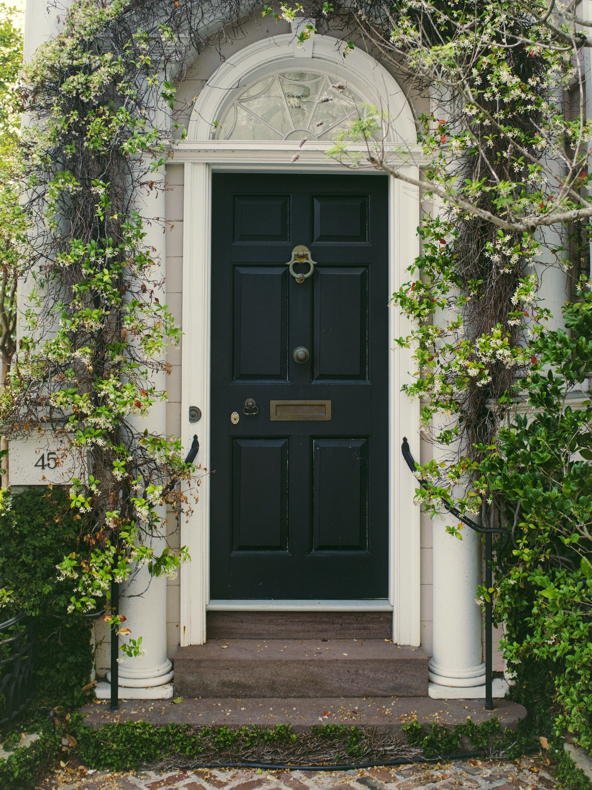 বাড়ির মূল দরজায় রাখুন এই ৪টি জিনিস, পাবেন সমৃদ্ধি