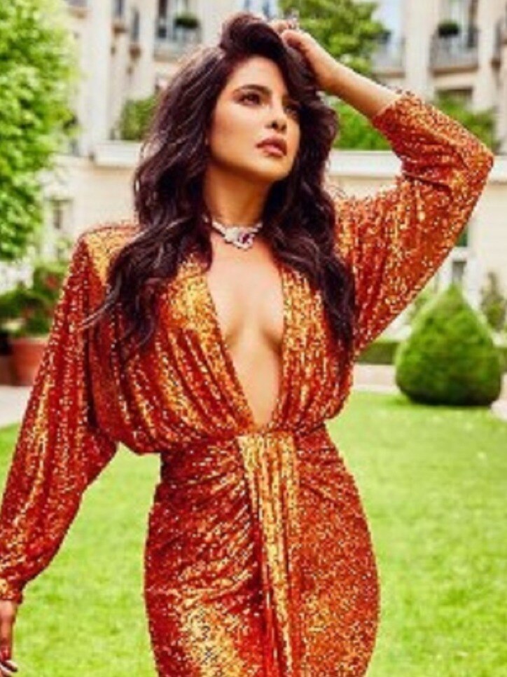 प्रियंका चोपड़ा ने ब्रालेस लुक में दिए किलर पोज़