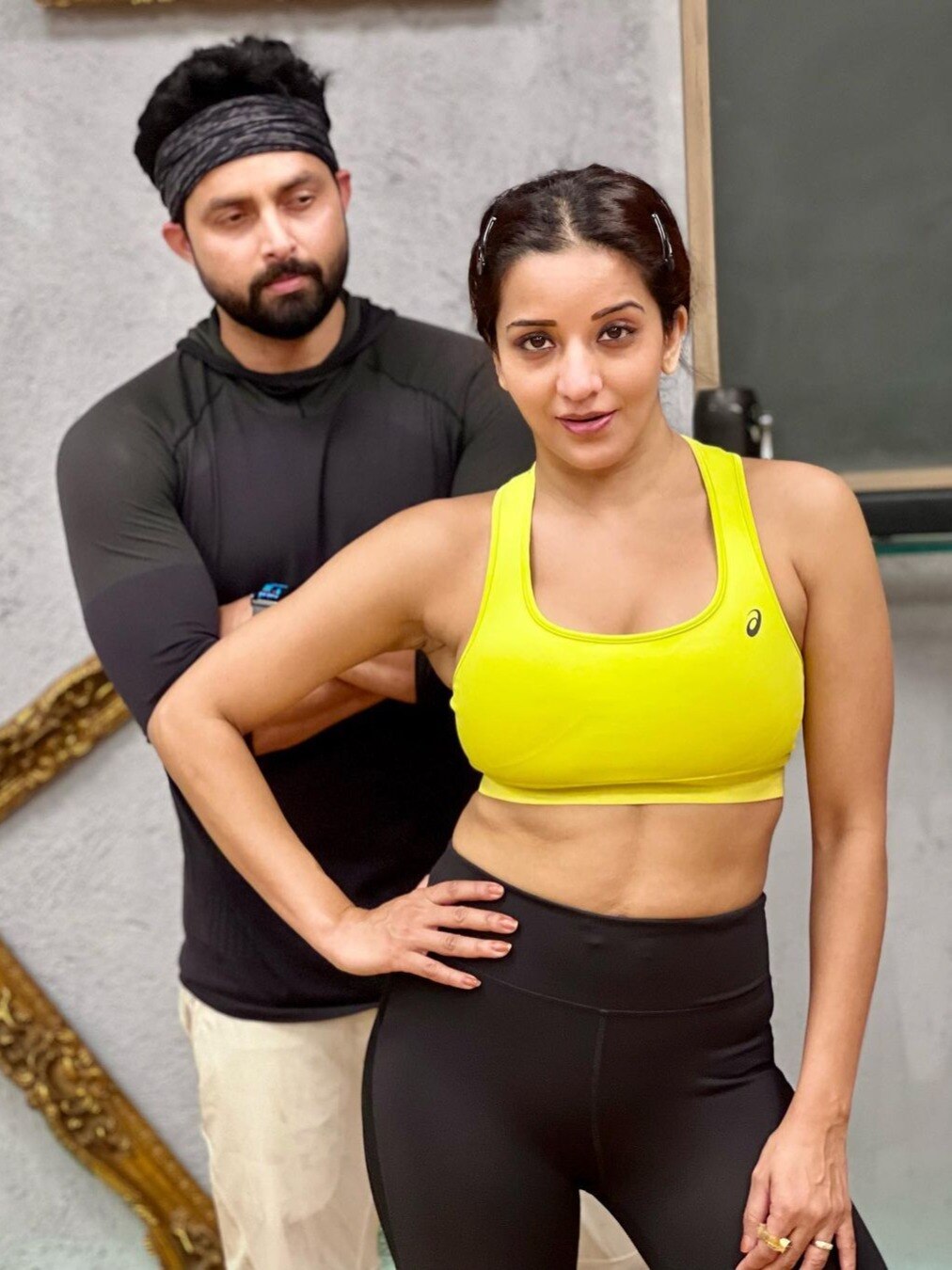 पति संग रोमांटिक हुईं मोनालिसा, वीडियो वायरल