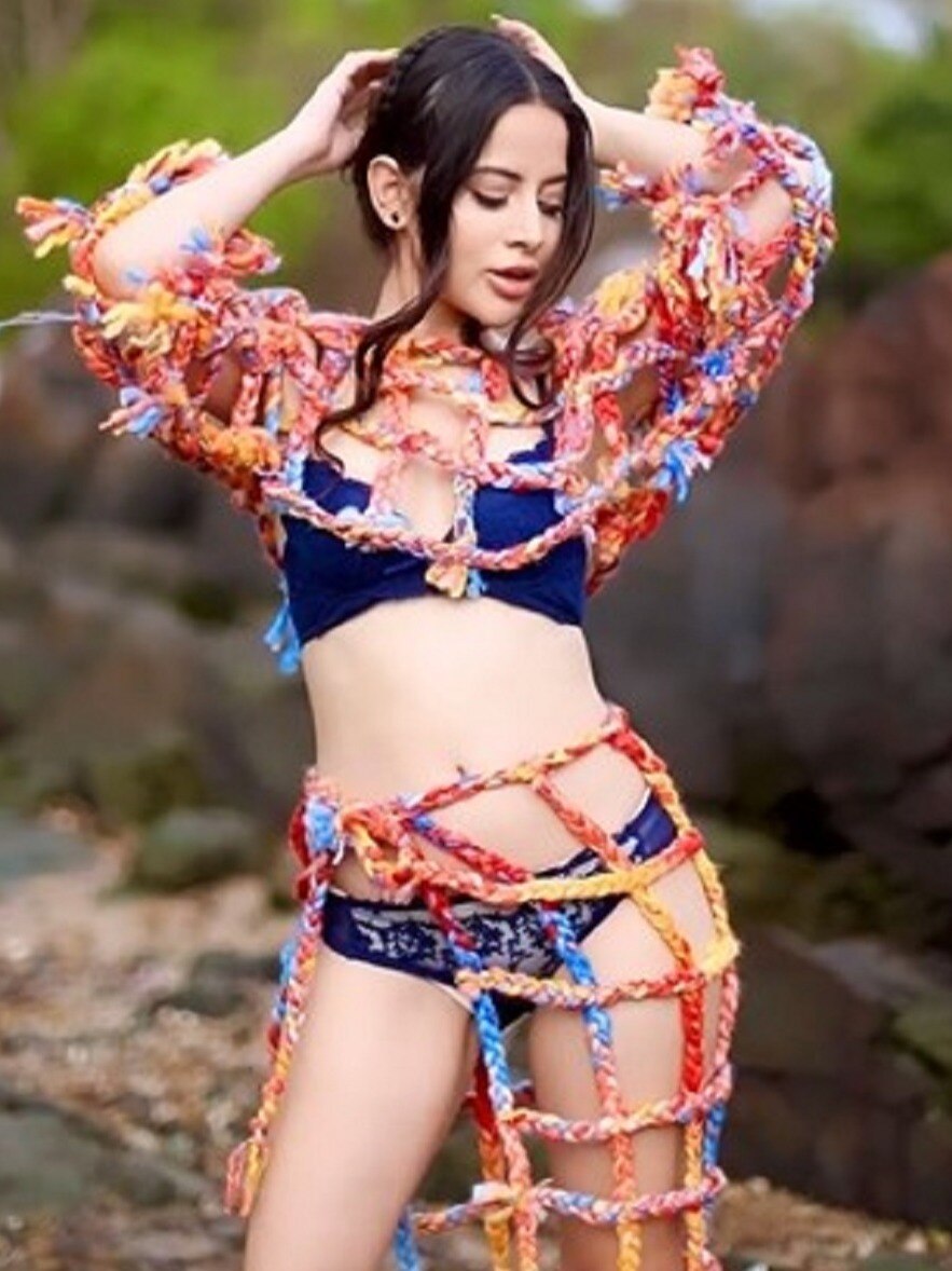 ब्लू बिकिनी पर रस्सी जैसी ड्रेस, लोगों ने लिए उर्फी के मजे