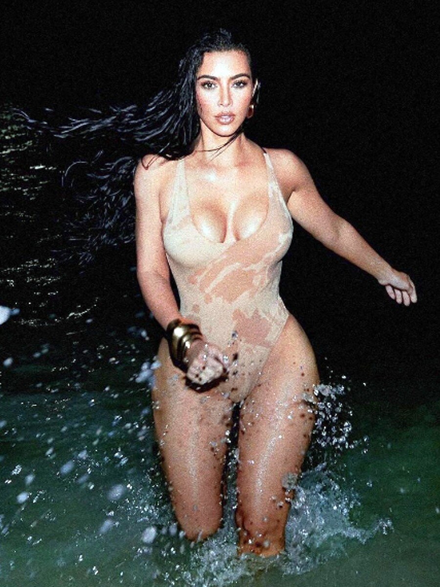 किम कर्दाशियां के बोल्ड बिकिनी लुक्स