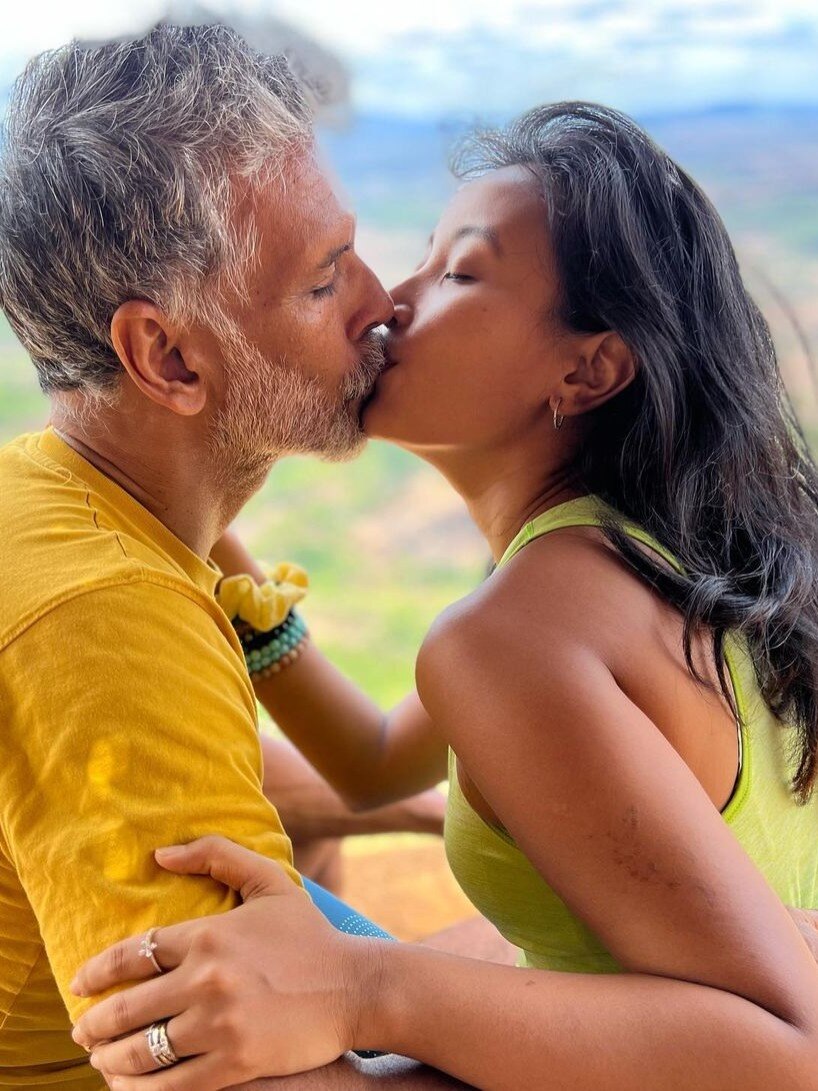 मिलिंद का 26 साल छोटी बीवी संग लिप लॉक