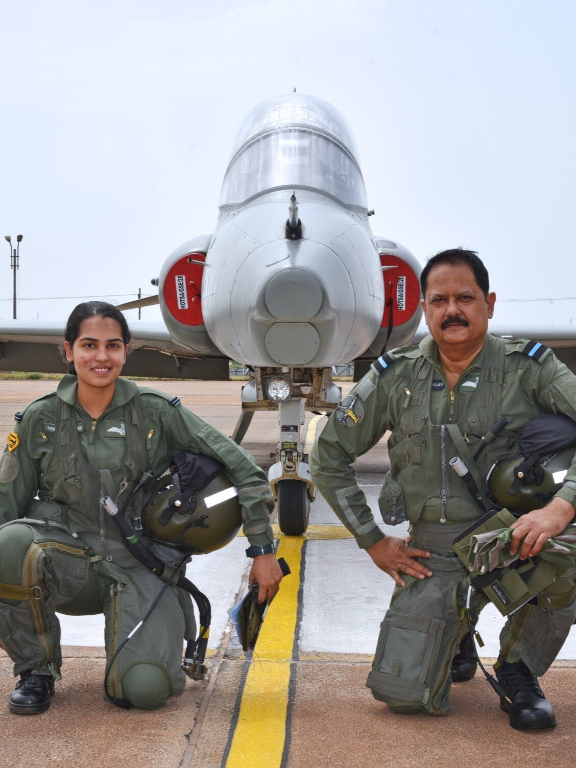 पिता संग फाइटर जेट उड़ाने वाली अनन्या को जानिए
