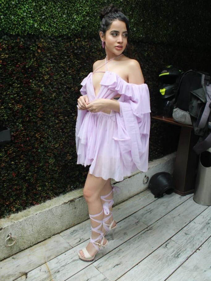 उर्फी को नहीं मिली मै‍च‍िंग, पैरों में बांधी कतरन?