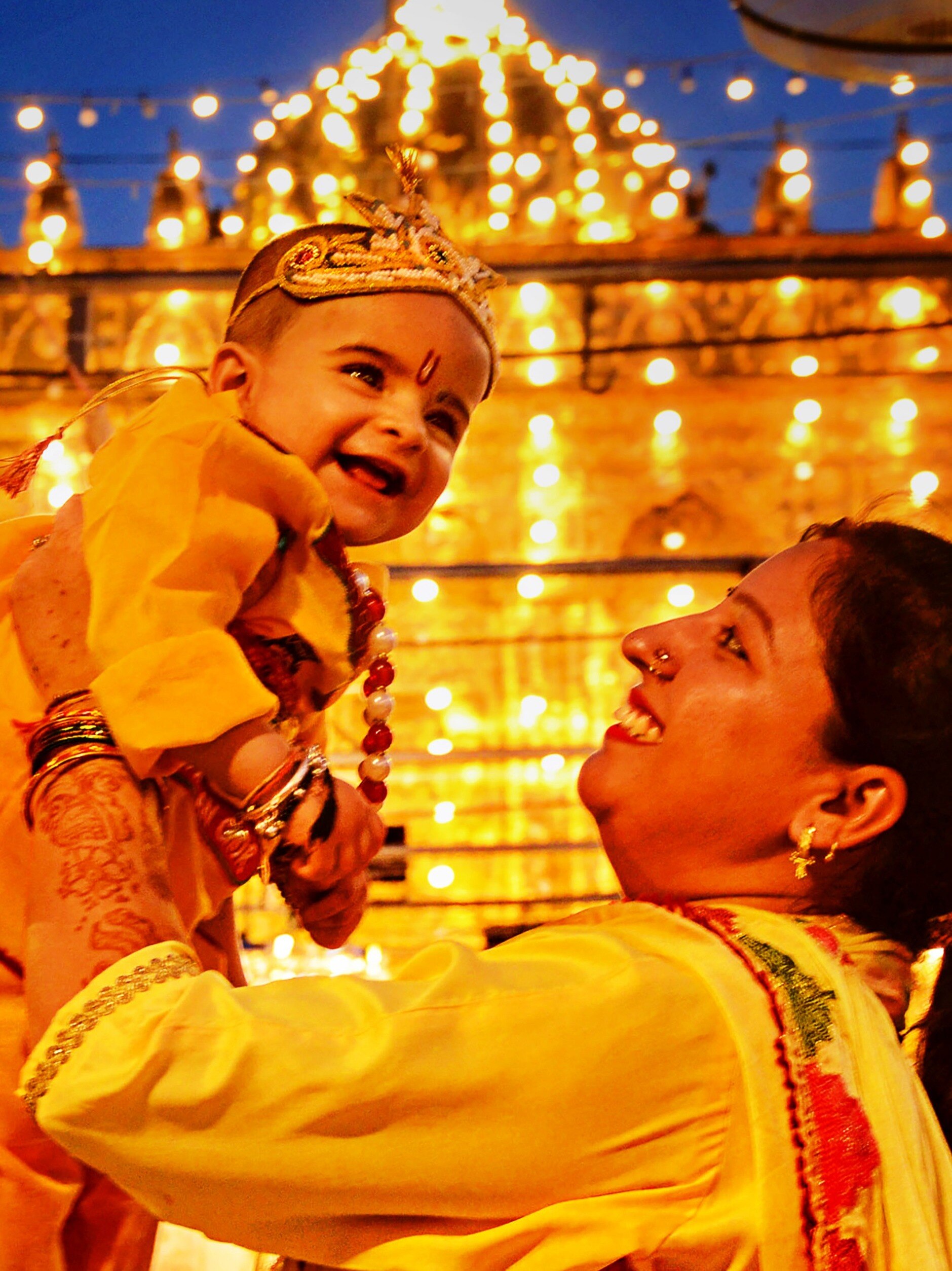 कान्हा के लिए सोने का झूला! देखें जन्माष्टमी का जश्न