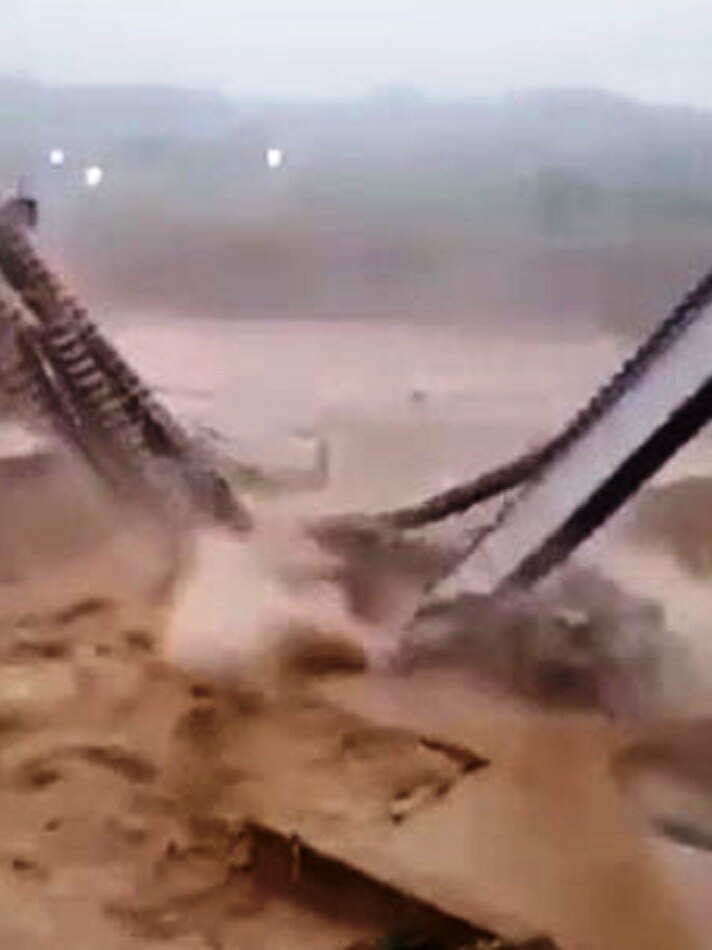 कहीं ढहा पुल, कहीं मंदिर में बाढ़, बारिश से मची तबाही