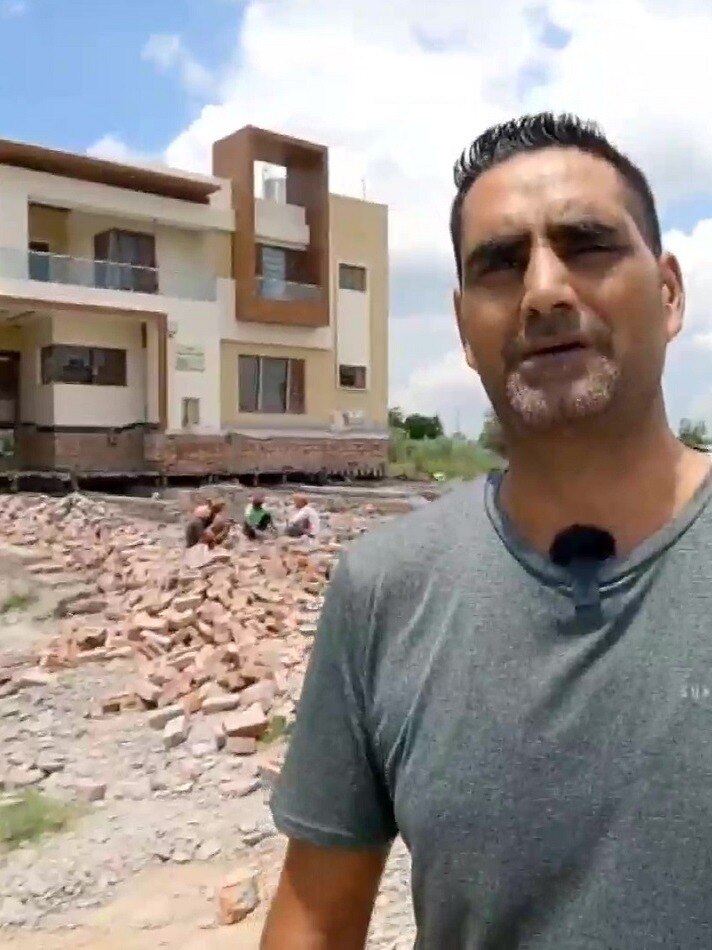 किसान का कमाल, जमीन पर खिसका दिया दो मंजिला घर!