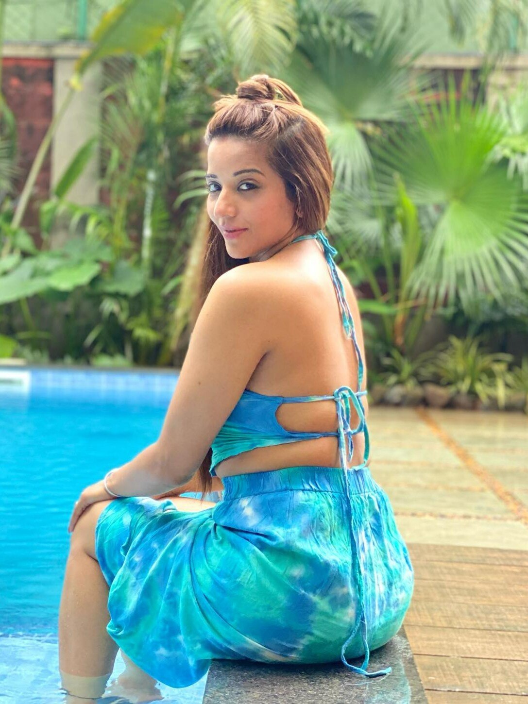 बैकलेस टॉप में मोनालिसा ने ढाया कहर, फैंस बोले- Hot