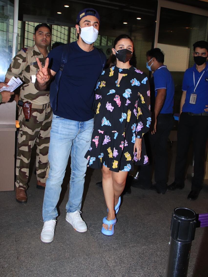 मिनी ड्रेस-चप्पल में दिखीं आलिया, फ्लॉन्ट किया बेबी बंप