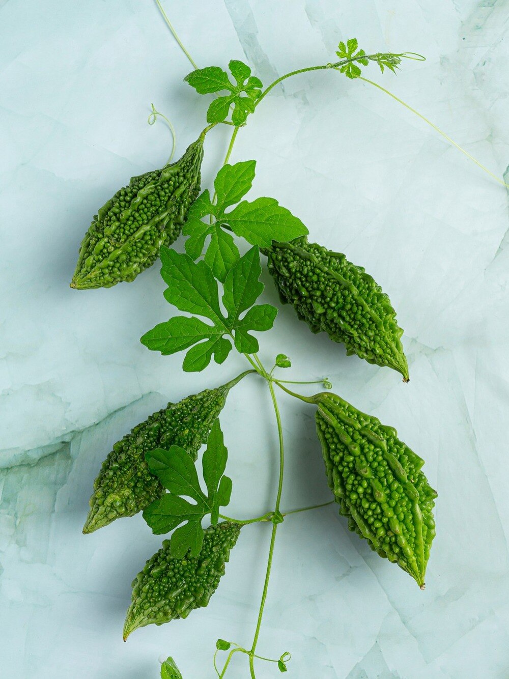 পুজোর আগে চকচকে ত্বক পেতে খান করলার পাতা