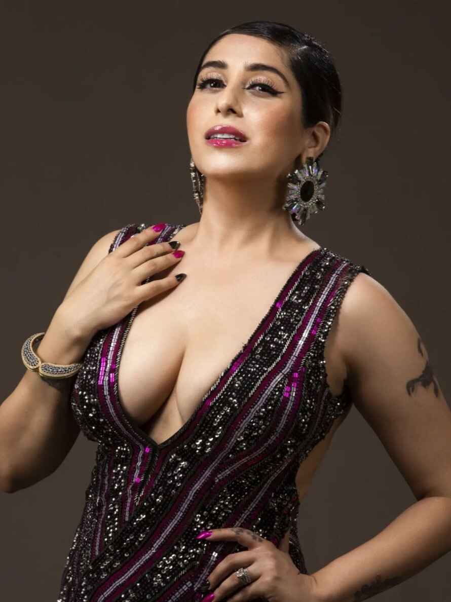 डीप नेक गाउन में नेहा भसीन का ग्लैमरस लुक