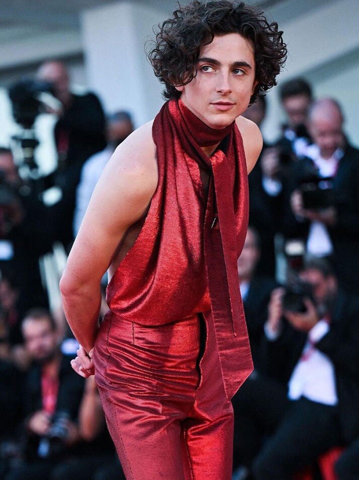 हॉलीवुड एक्टर ने बैकलेस जम्पसूट में उड़ाए होश