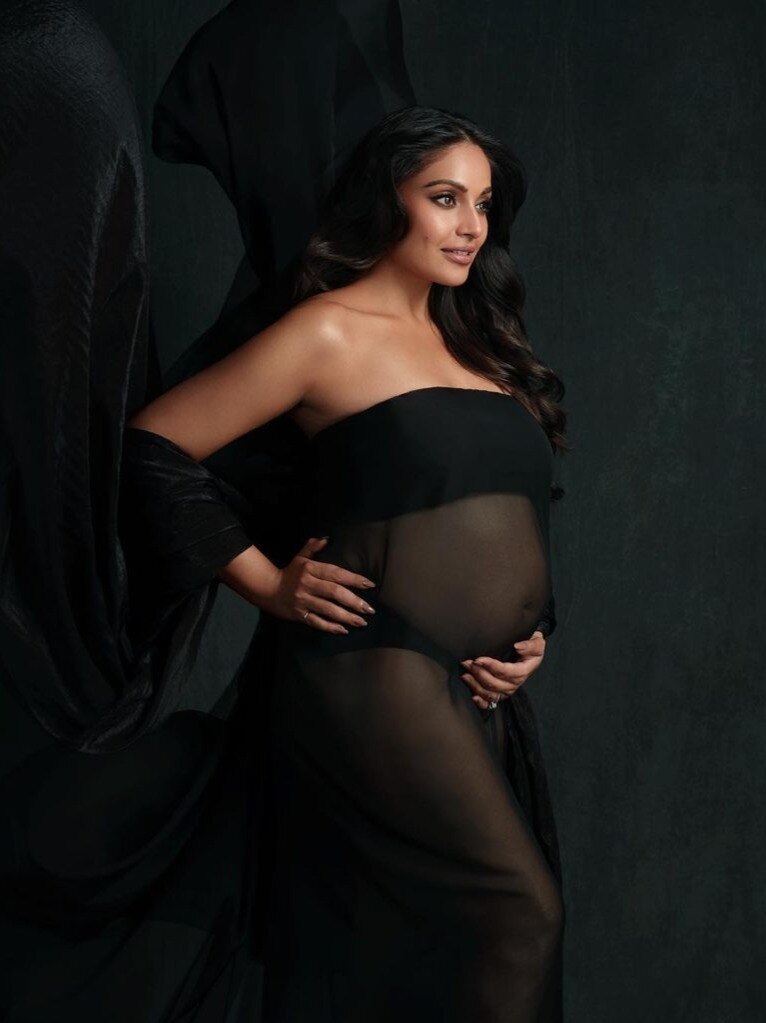 বেবি বাম্পের ফোটোশ্যুটে ঝড় তুললেন বিপাশা!