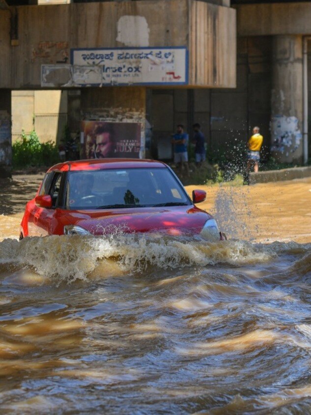 बारिश से बेहाल बेंगलुरु, सड़कों पर सैलाब|VIDEO