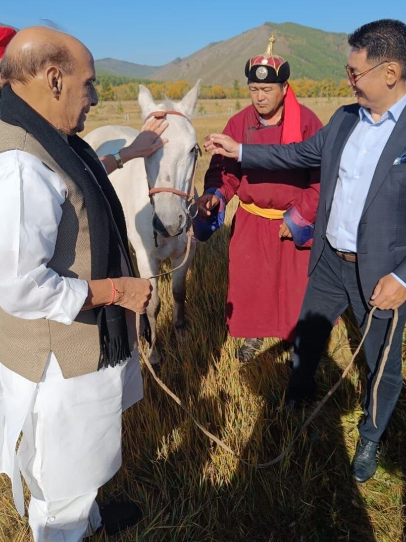 मंगोलिया के राष्ट्रपति ने राजनाथ सिंह को गिफ्ट किया ये 'तेजस'