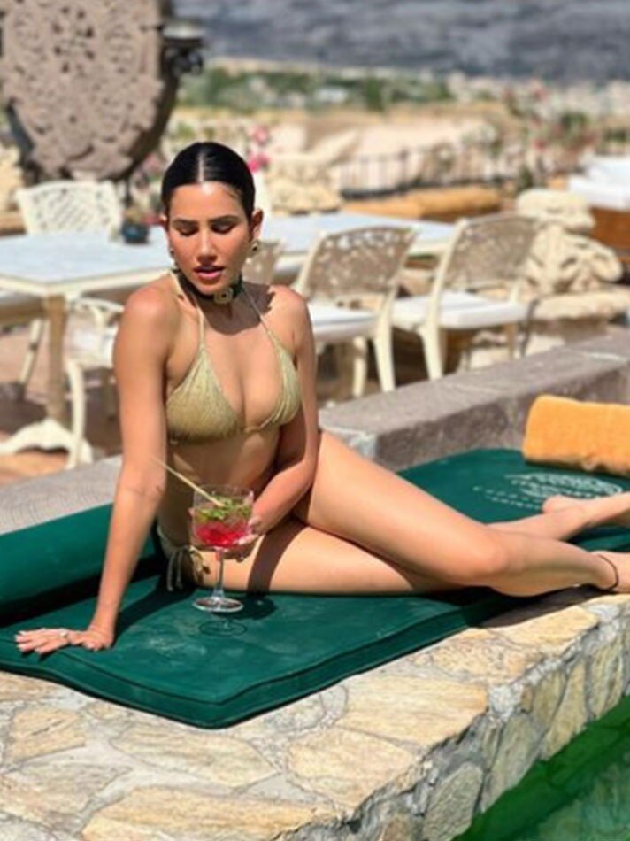  'पंचनामा गर्ल' का बिकिनी में योग