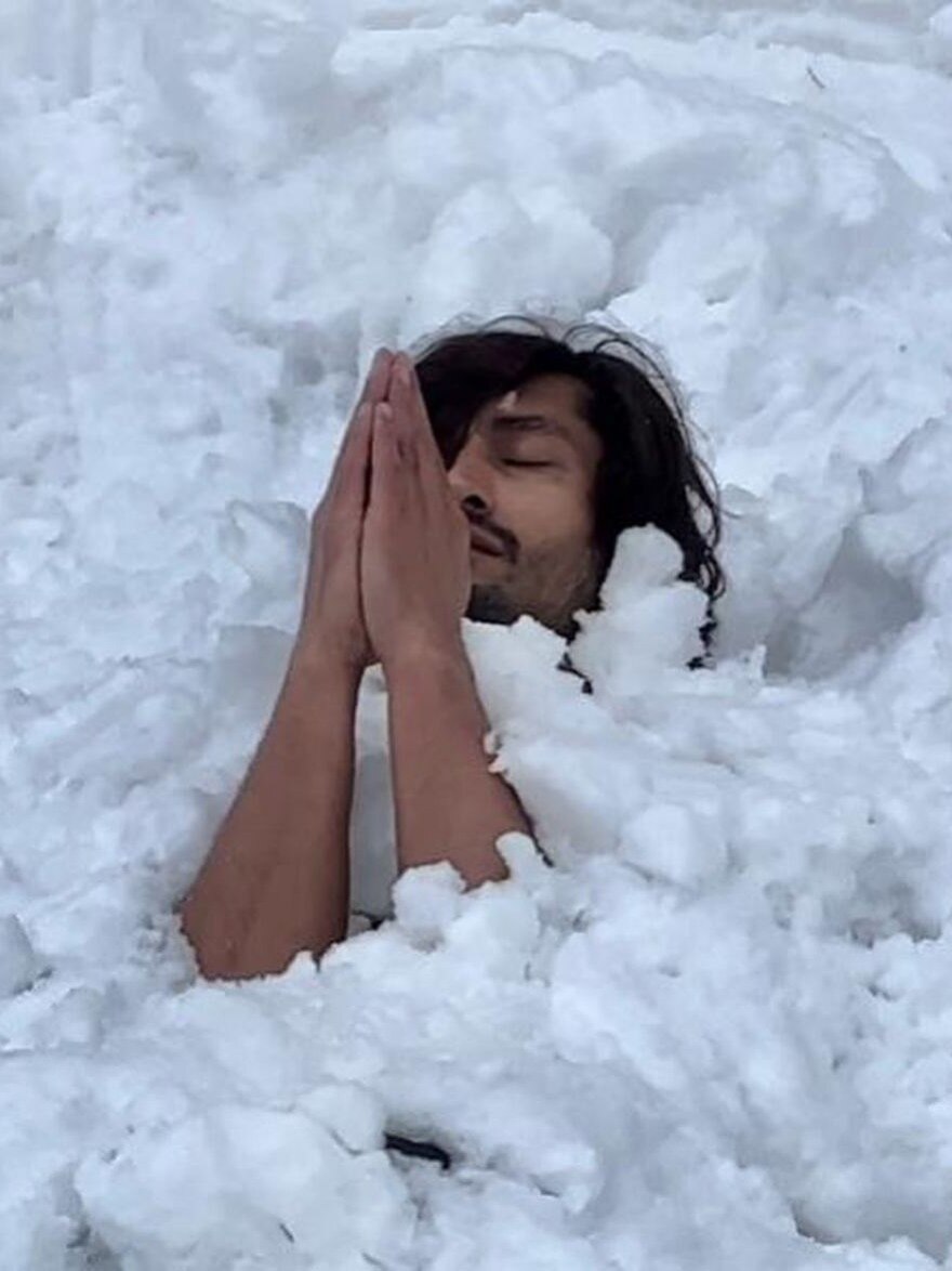 बर्फ में विद्युत का योग, तस्वीरें देख खड़े होंगे रोंगटे  