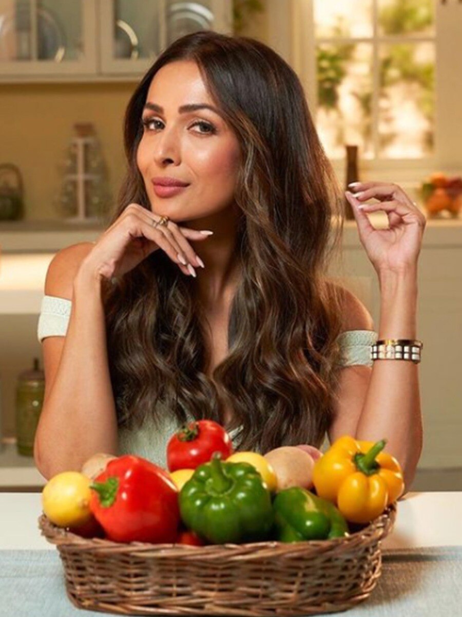 एयरपोर्ट पर मलाइका, चेहरा छिपाए साथ में कौन?