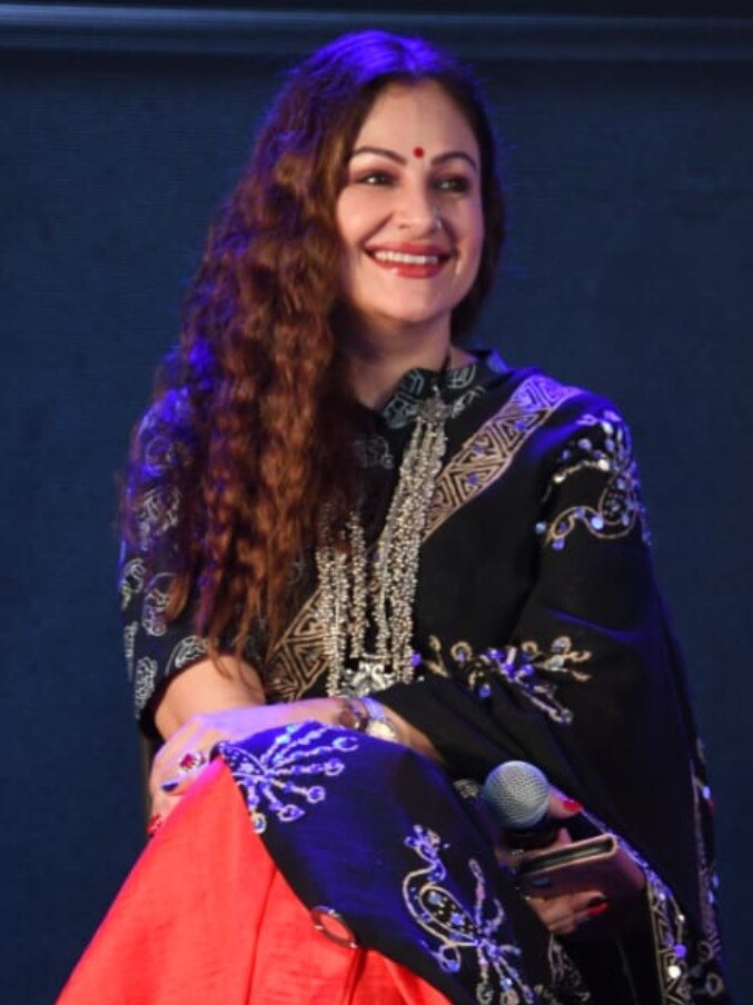 इतनी बदल गई आयशा जुल्का, 12 साल बाद कमबैक