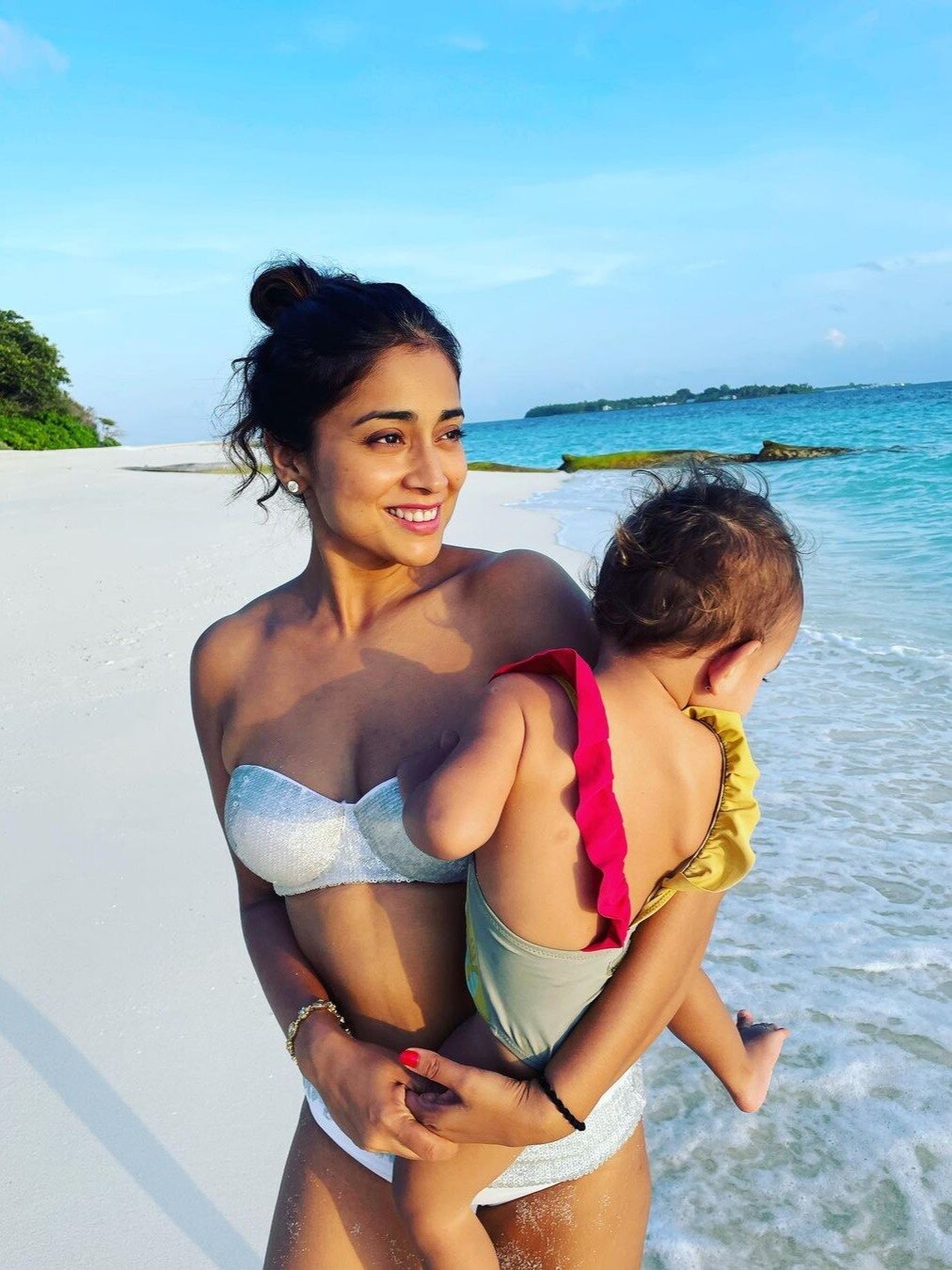 श्रिया सरन का बिकिनी में ग्लैमरस अंदाज