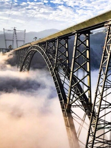 नीचे बादल, ऊपर पुल...देखें चिनाब ब्रिज की तस्वीरें