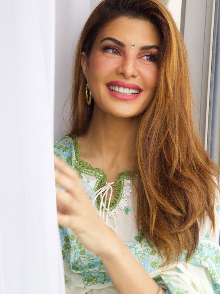 महाठग के प्यार में जैकलीन! अब जांच का फंदा  