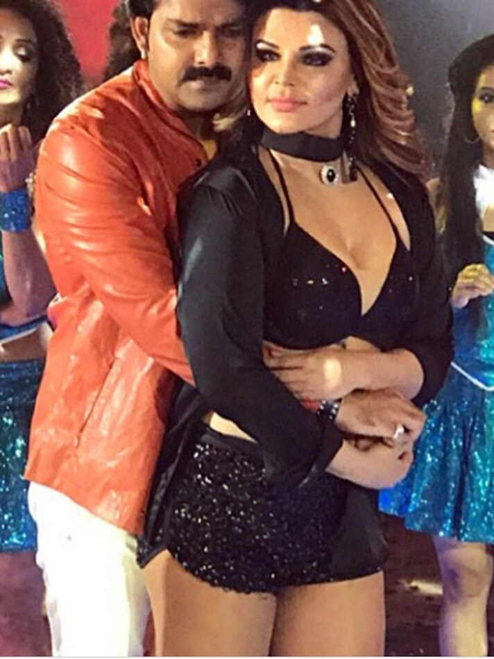 जब राखी को Kiss करने वाले थे पवन सिंह, फिर हुआ ये