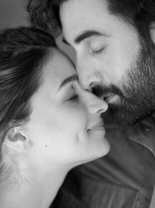  प्रेग्नेंट आलिया संग रोमांटिक हुए रणबीर, बाहों में लुटाया प्यार