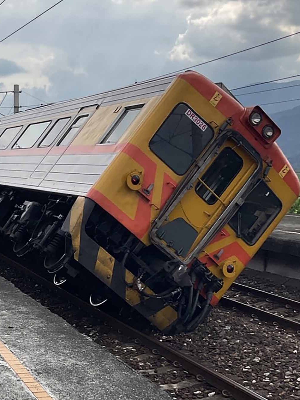 भूकंप से पलट गई पूरी ट्रेन! ताइवान में तबाही का मंजर 