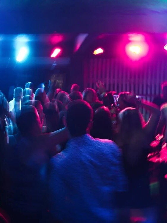 पब और बार में आखिरी क्यों होती है धीमी रोशनी? Why pub and bars have