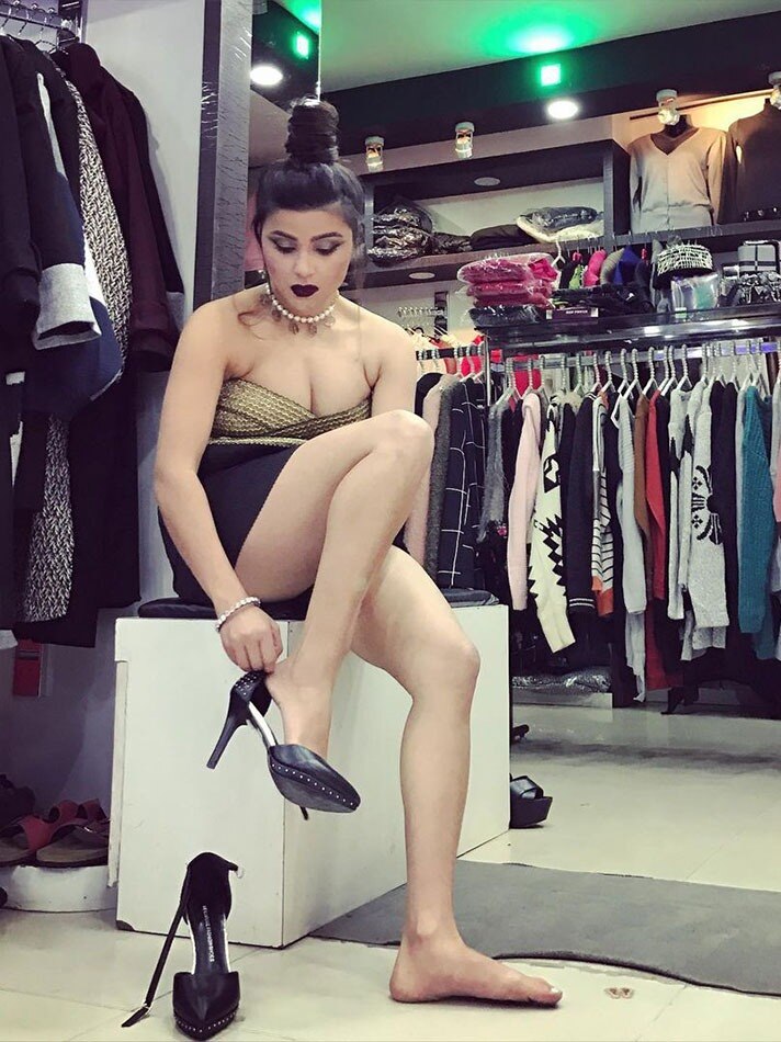 एक तस्वीर ने दिखाया भोजपुरी एक्ट्रेस का पूरा वार्डरोब  